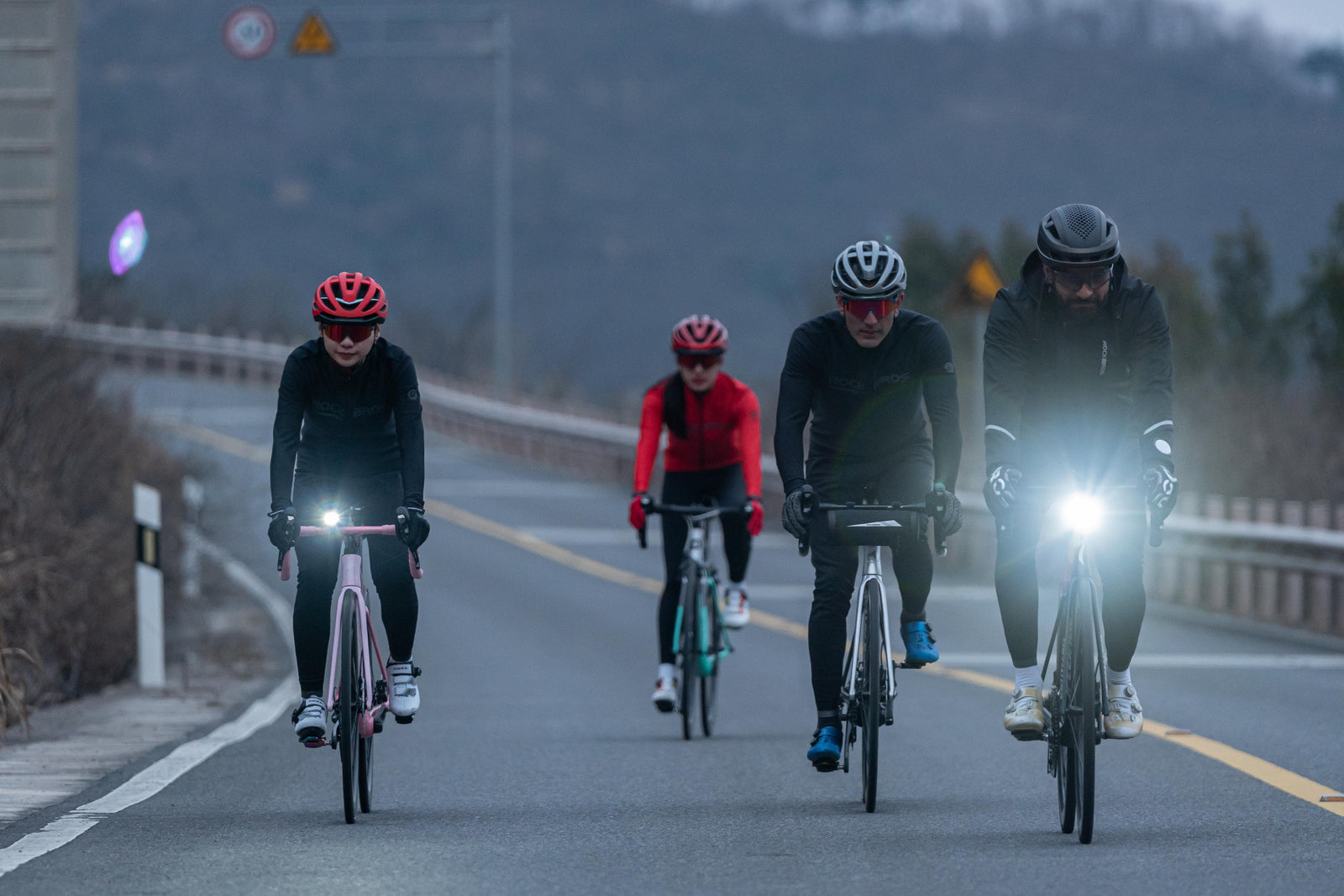 Bezpieczne Nocne Przejażdżki w Polsce z 1600LM – Moc, Wytrzymałość i Inteligencja