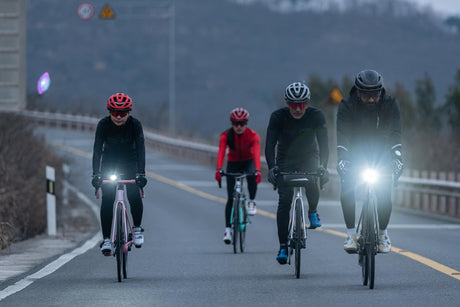 Bezpieczne Nocne Przejażdżki w Polsce z 1600LM – Moc, Wytrzymałość i Inteligencja