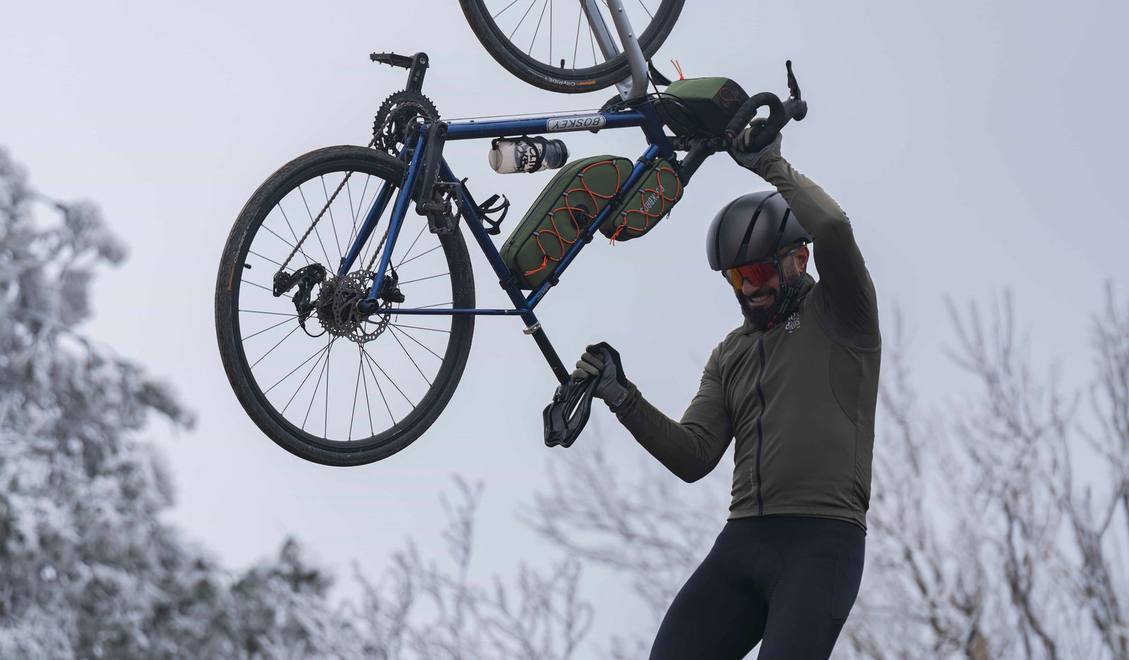 Od roweru do nart? Jak listopadowe przejażdżki przygotowują Cię do zimowych aktywności
