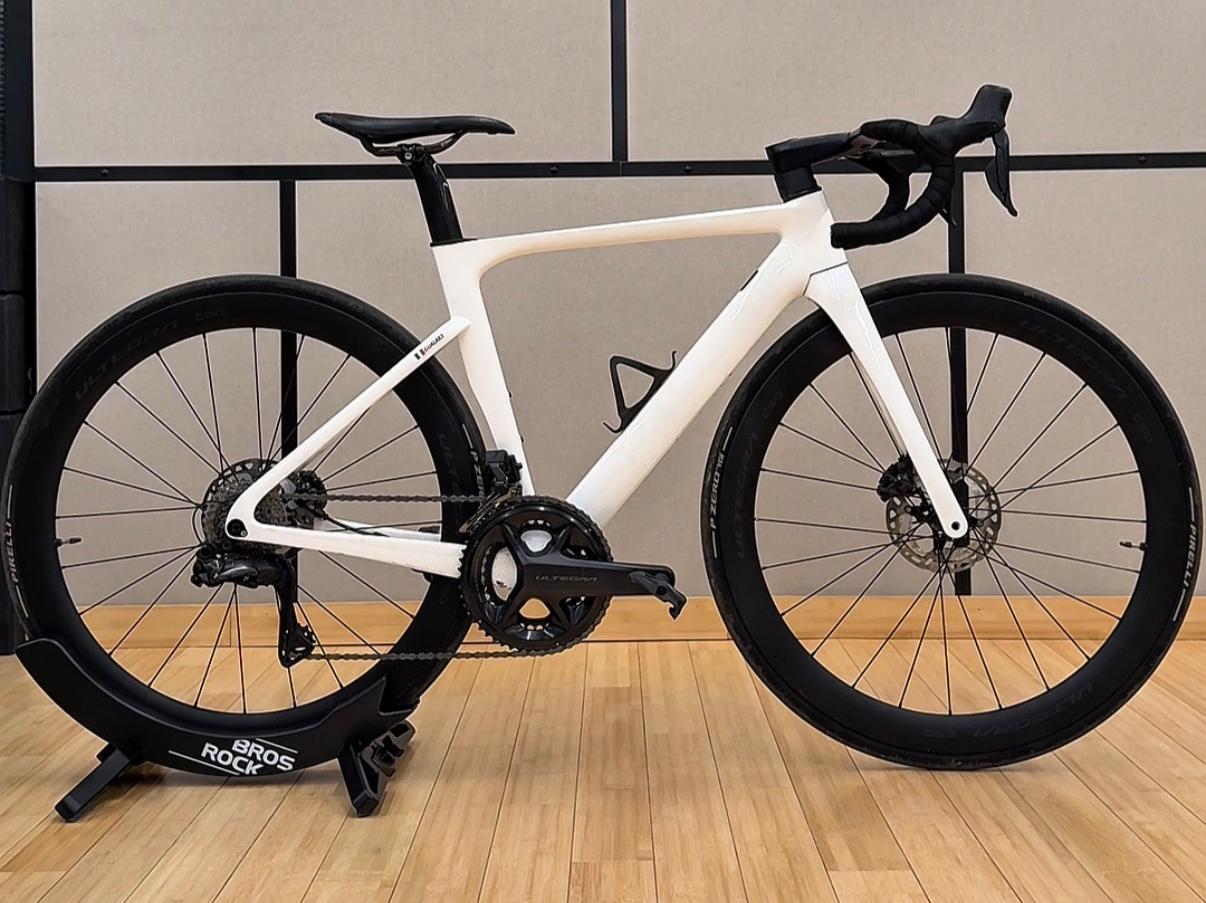 Jak przechowywać rower w mieszkaniu? Poznaj uchwyt składany 