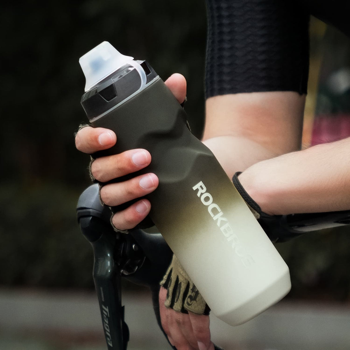 ROCKBROS „Skin-Feel” butelka rowerowa 600 / 750 ml z osłoną przeciwkurzową, lekki i antypoślizgowy