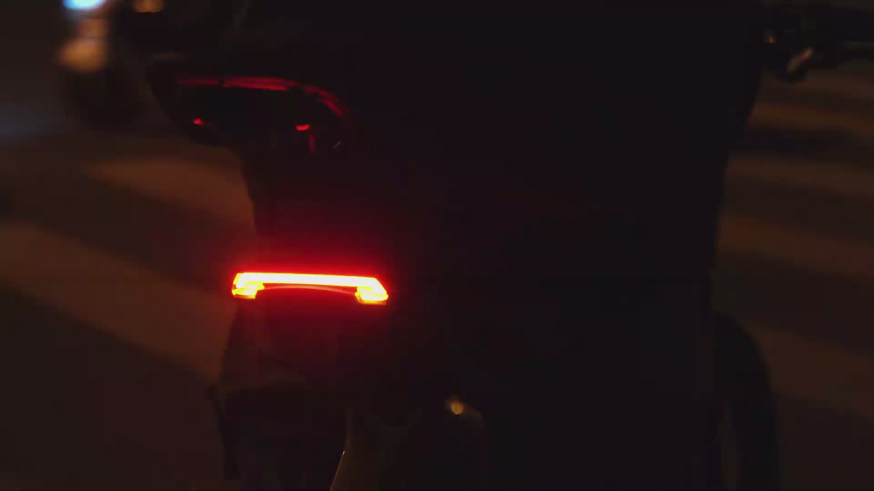 ROCKBROS Inteligentna Lampka Tylna Kierunkowskazy, Laser i Pilot 80 lumenów Światła rowerowe